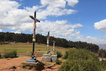 Christusstatue und Kreuze bei Cusco