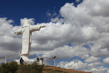 Christusstatue und Kreuze bei Cusco