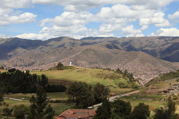 Christusstatue und Kreuze bei Cusco