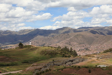 Christusstatue und Kreuze bei Cusco