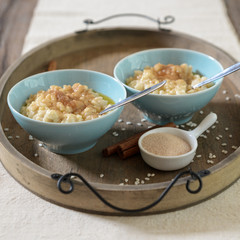 Warmer Milchreis mit Zucker und Zimt