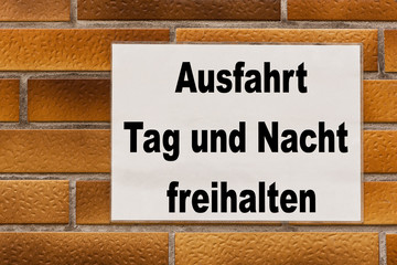 Obraz premium Schild - Ausfahrt Tag und Nacht freihalten