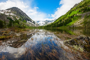 Fototapeta na wymiar Beautiful mountain lake with reflection of nearest mountains