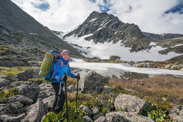 Naklejka premium Hiker in Altai mountains, Russian Federation