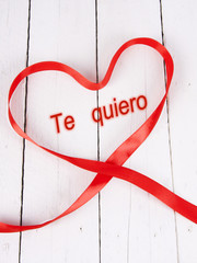 corazón sobre madera