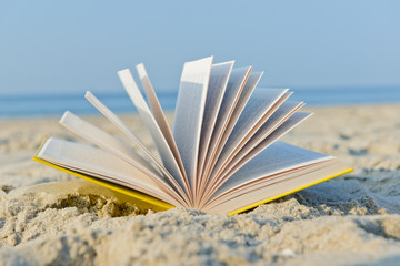 offenes Buch am Strand