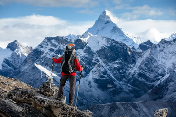 Wandelaar poseren voor de camera tijdens de trektocht in de Himalaya, Nepal