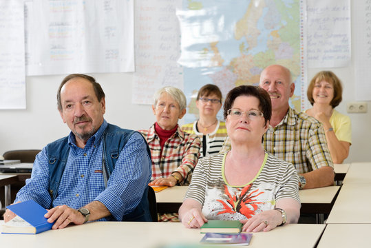 Klassenzimmer mit Erwachsenen