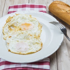Huevos fritos con pan, comida tradicional.