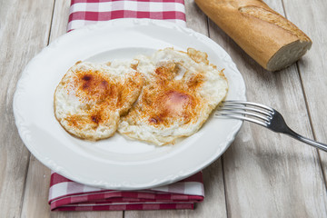 Huevos fritos con pimentón.