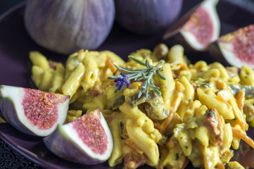 Geflügel-Currysalat mit Feigen