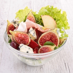 salad with fig, cheese and ham