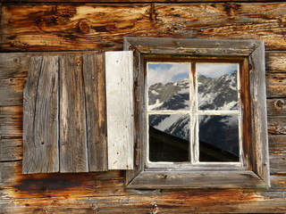 Berg spiegelt sich im Almfenster