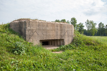 Fototapeta na wymiar stary bunkier od II wojny światowej