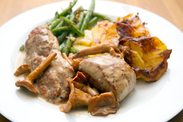 Schweinefilet mit Kartoffelgratin und Bohnen