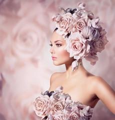 Fototapeta premium Moda model piękna dziewczyna z kwiatami włosów. Panna młoda