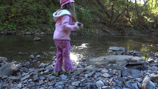 Fillette dans le bois