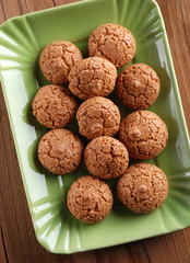 biscotti amaretti nel vassoio di ceramica verde
