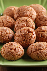 biscotti amaretti nel vassoio di ceramica verde