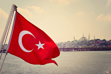 Paisaje turco y bandera
