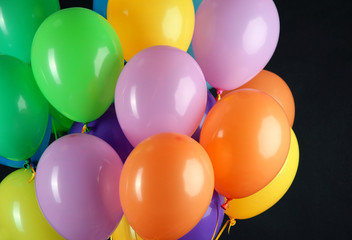 Fototapeta na wymiar Kolorowe balony wyizolowanych na czarny