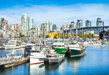 Fototapeta na wymiar Vancouver skyline z portu i mostu Granville, BC, Kanada