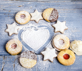 Frohe Weihnachten: Leckeres Gebäck mit Puderzucker-Herz