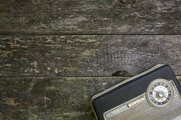 Stare radio na drewnianym tle
