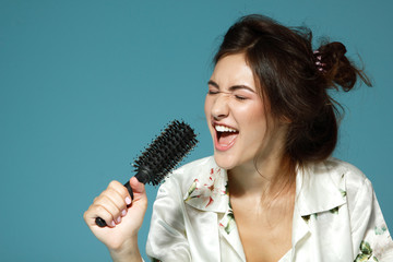 Cheerful attractive teen girl sing song holding comb like a micr - obrazy, fototapety, plakaty