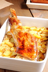 Paletilla de cordero asada con patatas