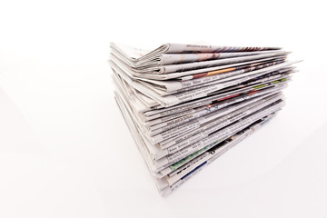 Stapel von alten Zeitungen und Zeitschriften