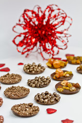 gravillons en chocolat en fond rouge