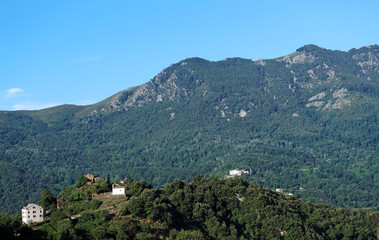 Fototapeta na wymiar Corse, route et village perché