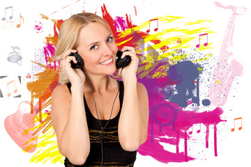 Blonde Frau hört Musik