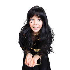 kleines Mädchen im Hexenkostüm