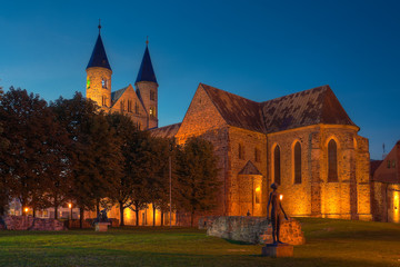 Blaue Stunde am Kloster