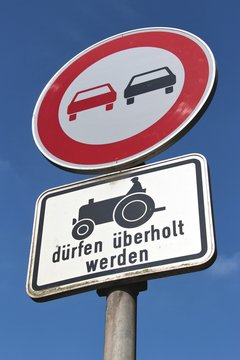 Deutsches Verkehrszeichen: Überholverbot, Kraftfahrzeuge und Züge bis 25 km/h dürfen überholt werden