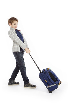 enfant tirant cartable &agrave; roulettes