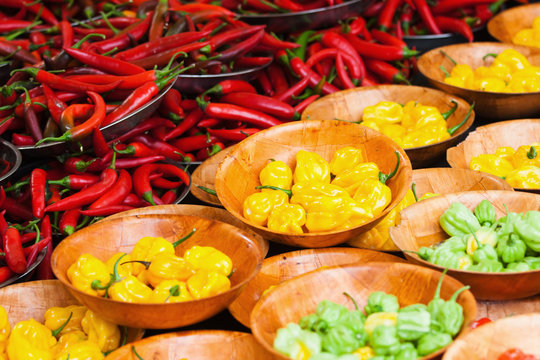 Marktstand mit Paprika und Chilis