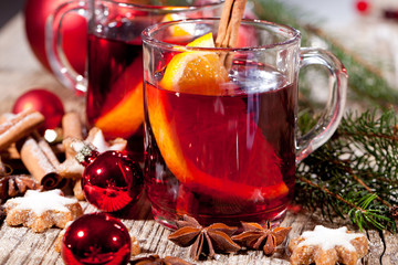 heisser aromatischer glühwein punsch mit orangen und zimt