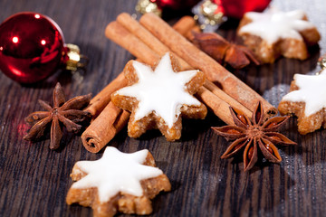 weihnachtsgebäck zimtsterne und zimtstangen dekoration