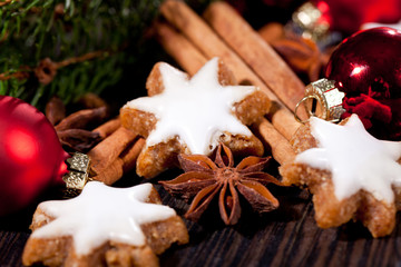 Fototapeta na wymiar weihnachtsgebäck zimtsterne und zimtstangen dekoration