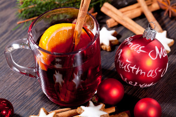 heisser aromatischer glühwein punsch mit orangen und zimt