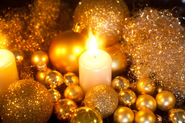 festliche goldene weihnachtsdekoration im kerzenlicht