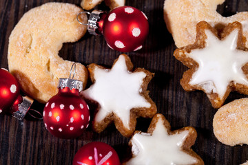 weihnachtsgebäck zimtsterne und zimtstangen dekoration