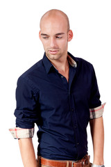 Fototapeta premium junger attraktiver erwachsener mann mit blauem hemd