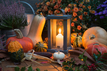 Herbstdeko mit Kürbissen und Laterne