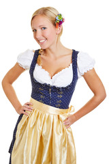 Fototapeta premium Junge lächelnde Frau im Dirndl