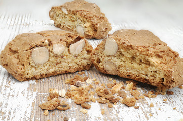 Cantuccini auf altem Holztisch