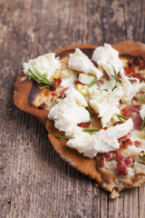 Flammkuchen auf dunklem Holz